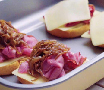 roast beef sliders with cheese | bakerly